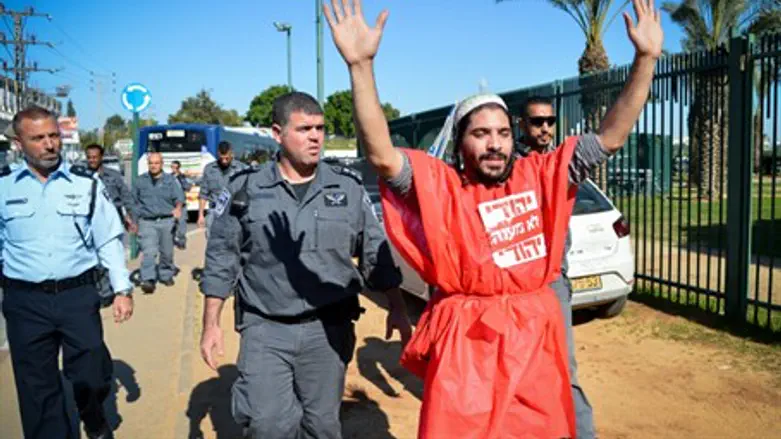 Protests outside Duma arson hearing