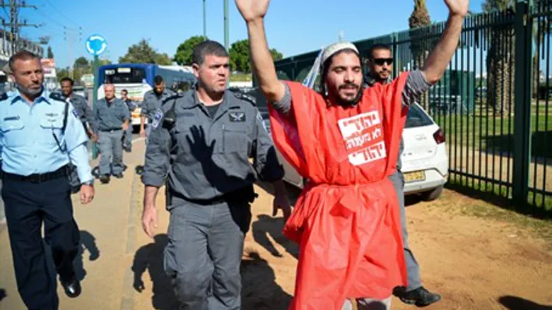 Protests outside Duma arson hearing