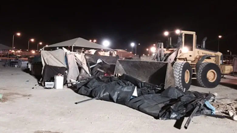 Bulldozers demolish illegal 'commercial center'