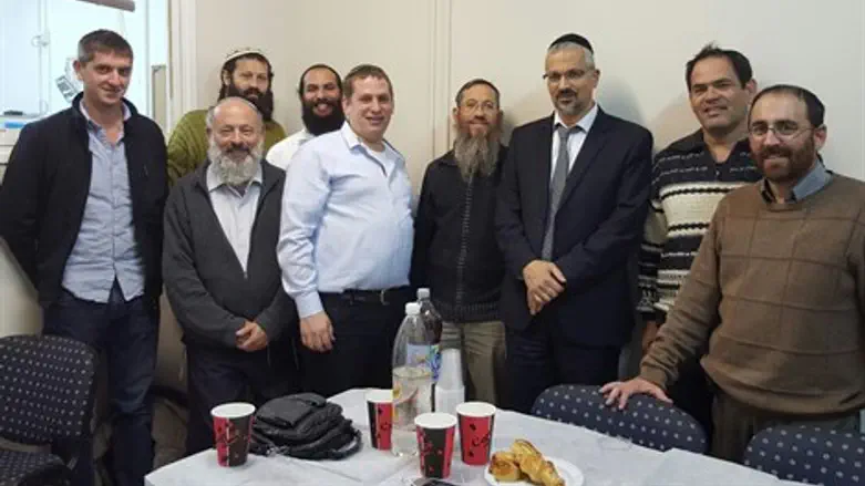 נבחר פה אחד. הרב בלידשטיין במרכז