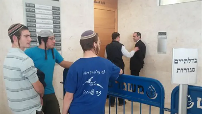 Друзья арестованных молодых евреев