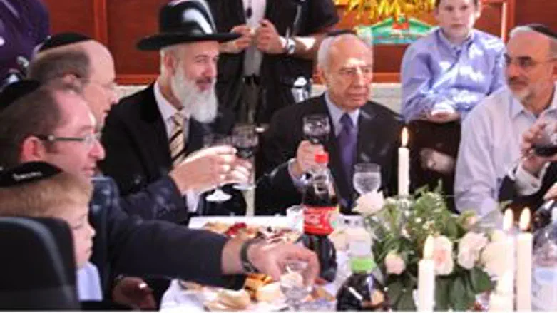 פרס מבקר בסוכת הרב מצגר