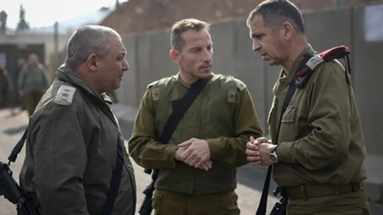 IDF Chief of Staff Gadi Eizenkot (L) speaks to commanders in Golan