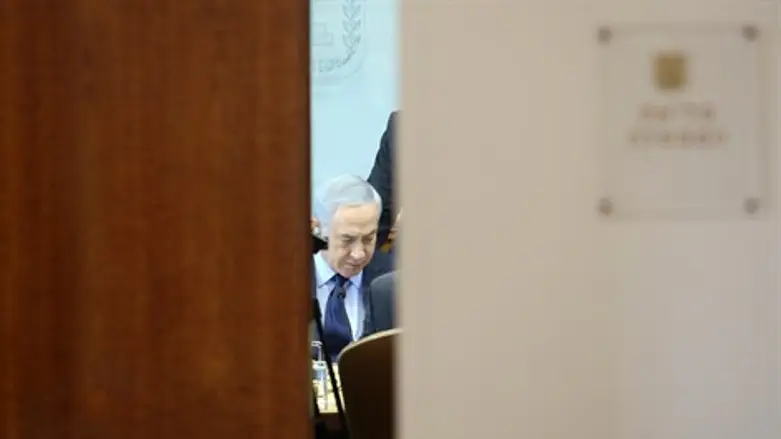 ביושבו בלשכתו יודע ראש הממשלה שהאח הגדול, תמיד מאזין.