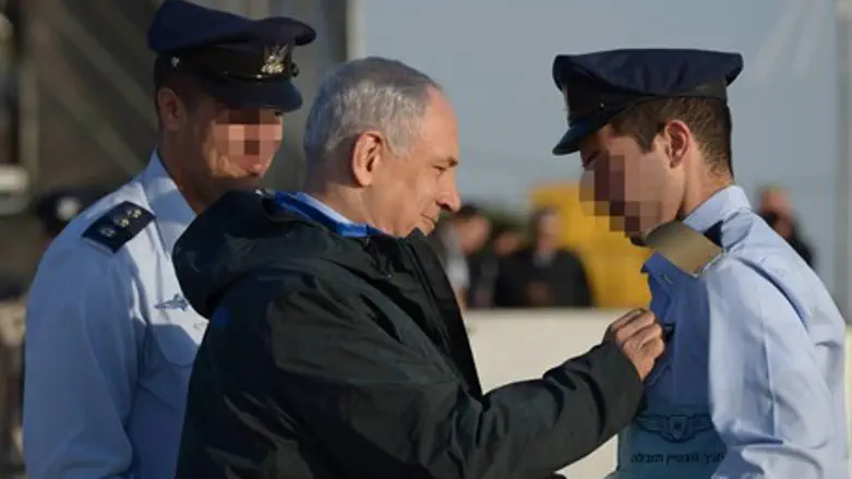 Нетаньяху поздравляет летчиков-курсантов