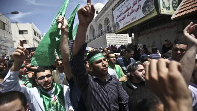 מחזירים להם