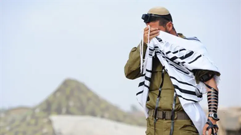 IDF soldier prays (illustration)