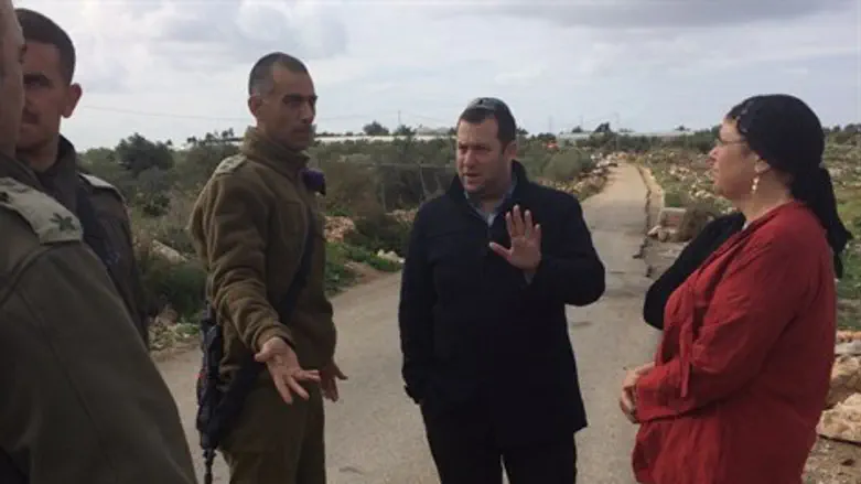 כביש הגישה לאבני חפץ