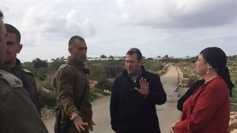 Yossi Dagan with IDF at Avnei Hefetz access road
