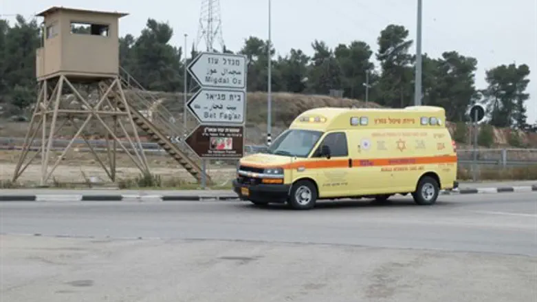 האמבולנס שמפנה את הצעירה לבית החולים
