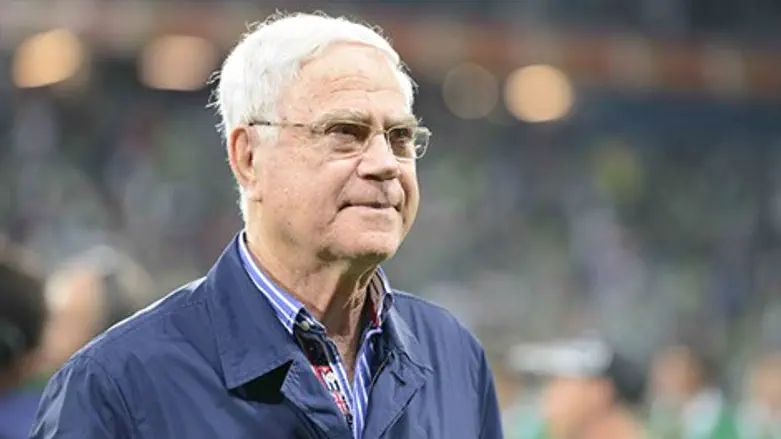 מסתכל קדימה. יעקב שחר