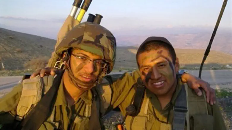 Yishai Rozales (R)