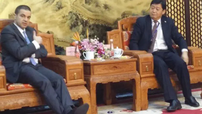 מנכ"ל משרד הכלכלה עמית לנג עם בכיר בחברה הסינית