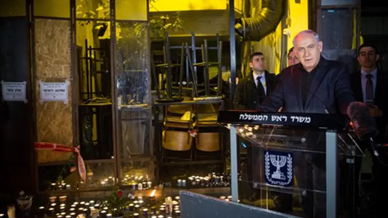 לעבוד בשיטת הפרד ומשול. נתניהו בזירת הפיגוע בתל אביב