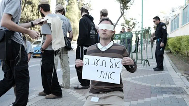 השב"כ כבר לא שלנו. מחאה מול בית המשפט שבו דנים במעצרם של עצורי דומא