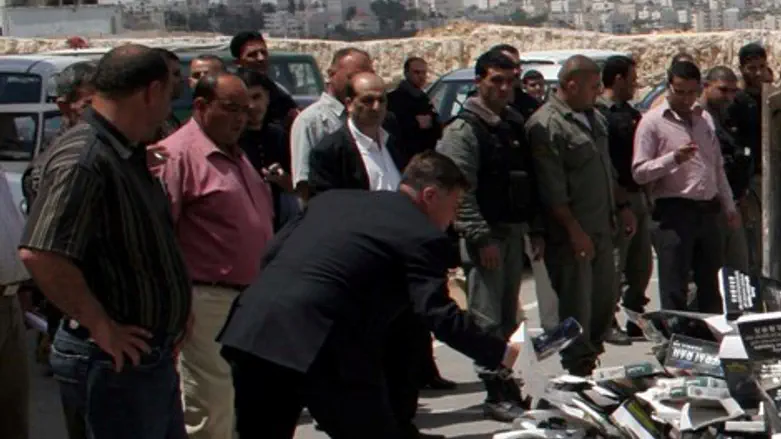 אנשי הביטחון המסכל. ארכיון