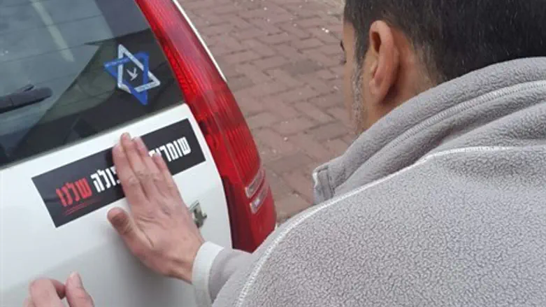 סטיקרים נגד המכרז