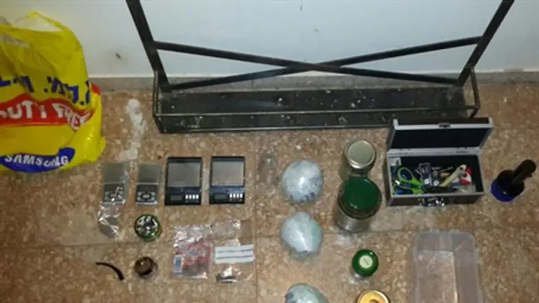 Изъятые части взрывных устройств