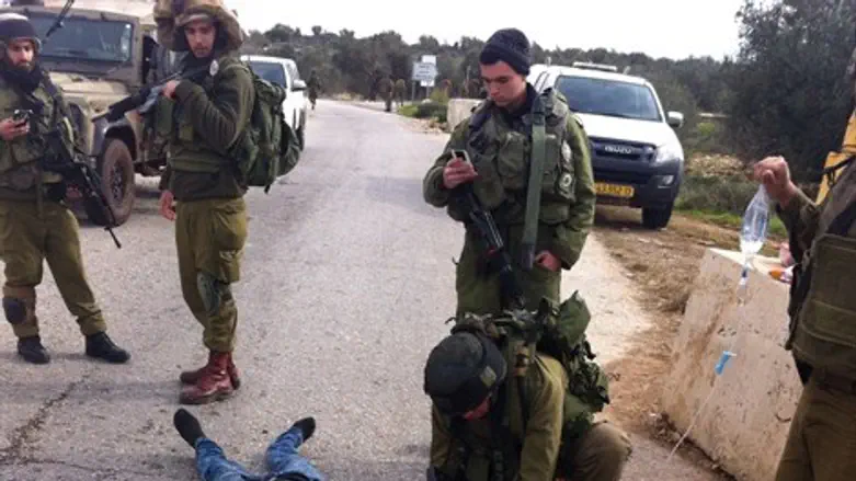 חיילי הכוח במקום עם המחבל ההרוג