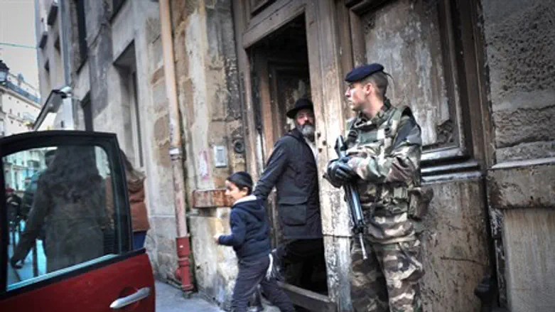 French soldier guards synagogue