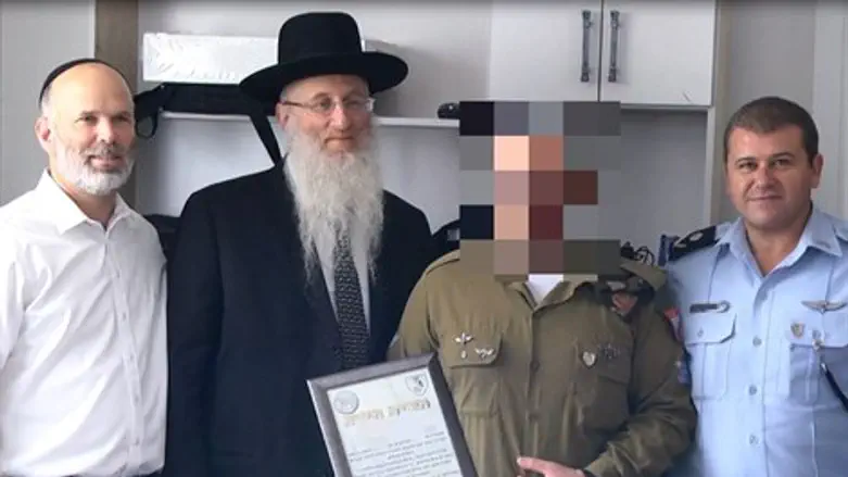 החייל מקבל את תעודת ההוקרה