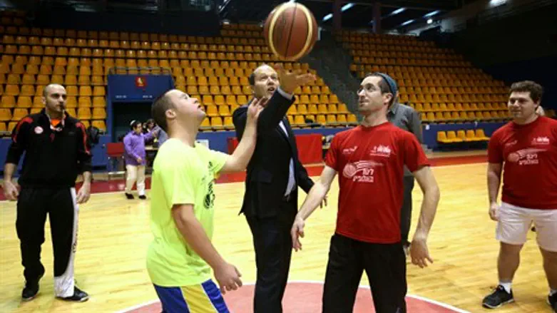 ברקת עם כמה מהשחקנים