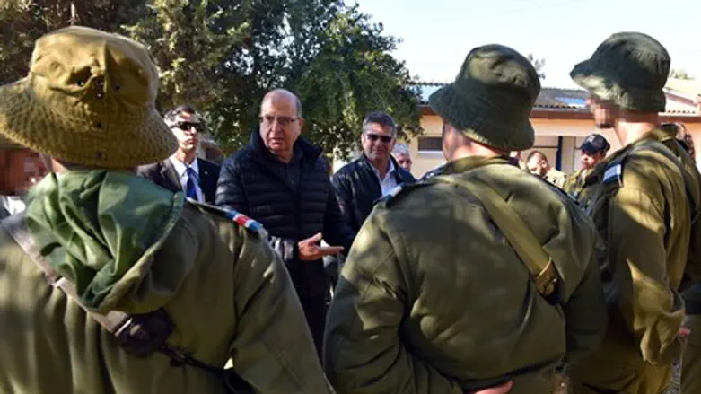 שר הביטחון בבסיס