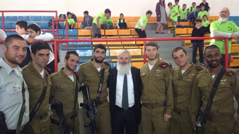 הרב בן דהן עם חבריו של אביתר הי"ד