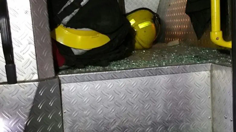 Пожарная машина после "каменной атаки"