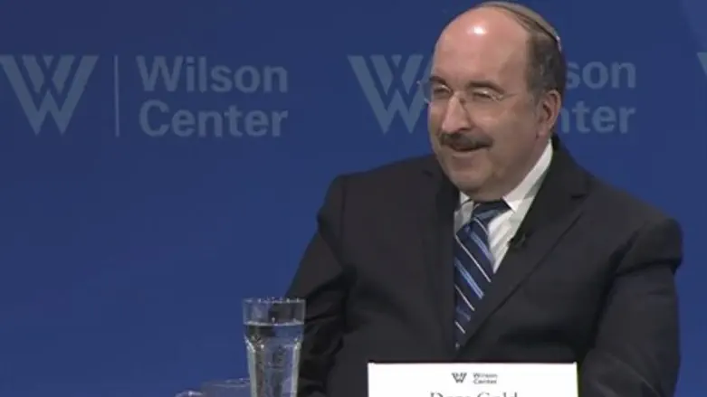 גולד במהלך הדיון בארה"ב