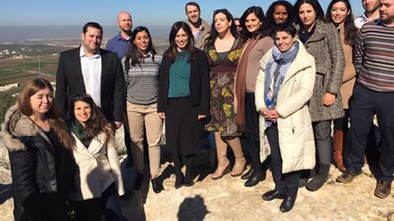 Ципи Хотовели и молодые дипломаты в Самарии