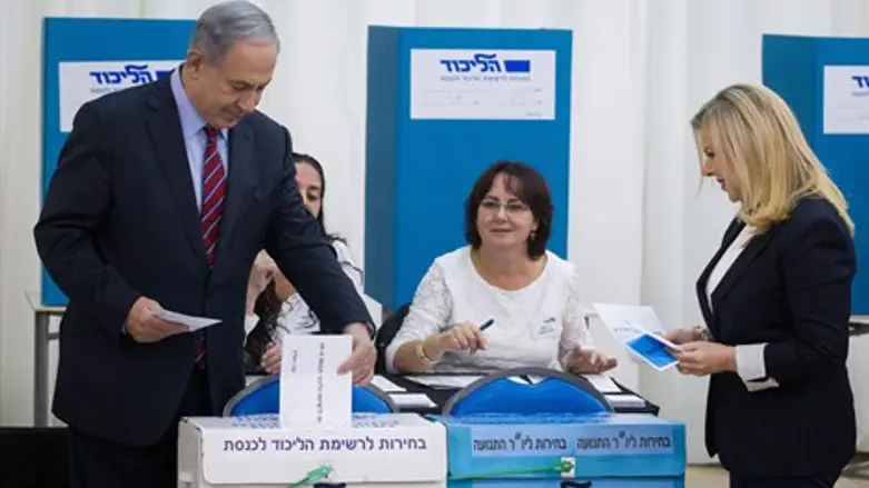 אפילו בסוריה ובמצרים נהגו להציב מועמד קש מול הנשיא. נתניהו מצביע בפריימריז הקודמים