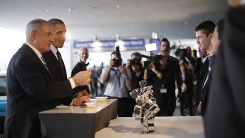 Israeli PM Netanyahu and US President Obama sample Israeli technology (file)