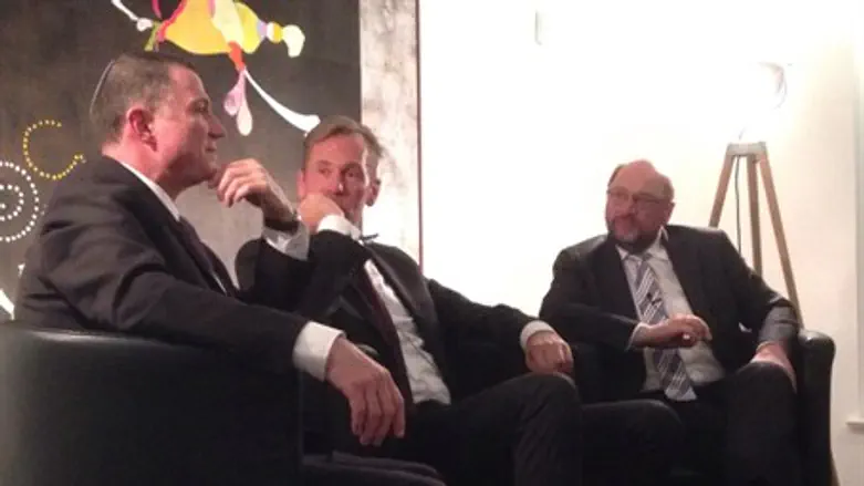 Knesset Speaker Yuli Edelstein (L) talks with European Parliament President Martin Schulz