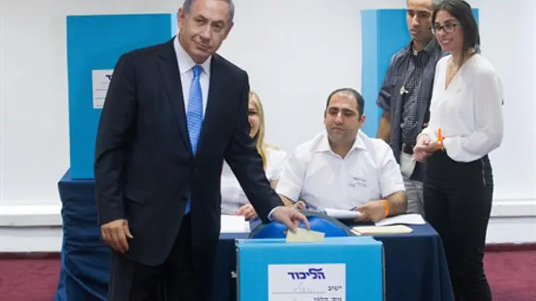 Netanyahu votes in Likud primaries (archive)