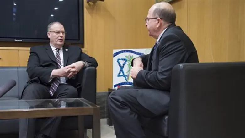 השר יעלון וסגן שר ההגנה האמריקני בוב וורק, בפגישתם