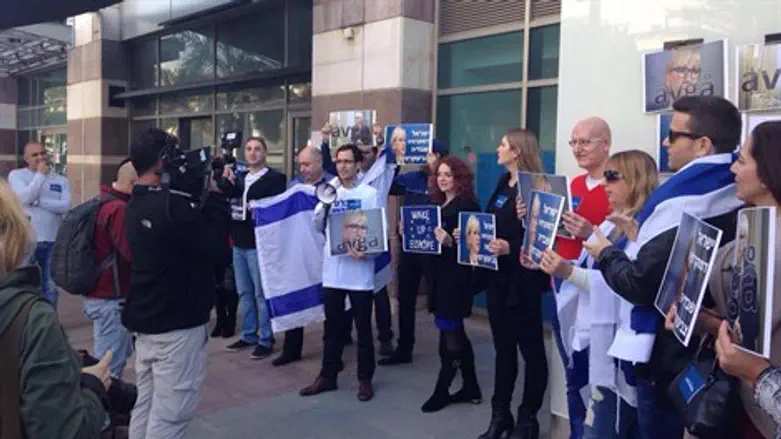 ההפגנה מול השגרירות