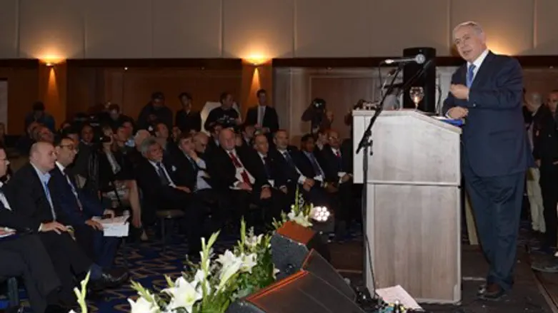 Netanyahu with the press