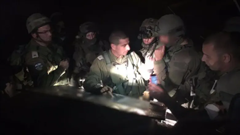 מח"ט יהודה מתדרך את הכוחות בסריקות אחר המחבל
