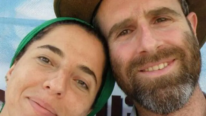 דפנה מאיר משמאל