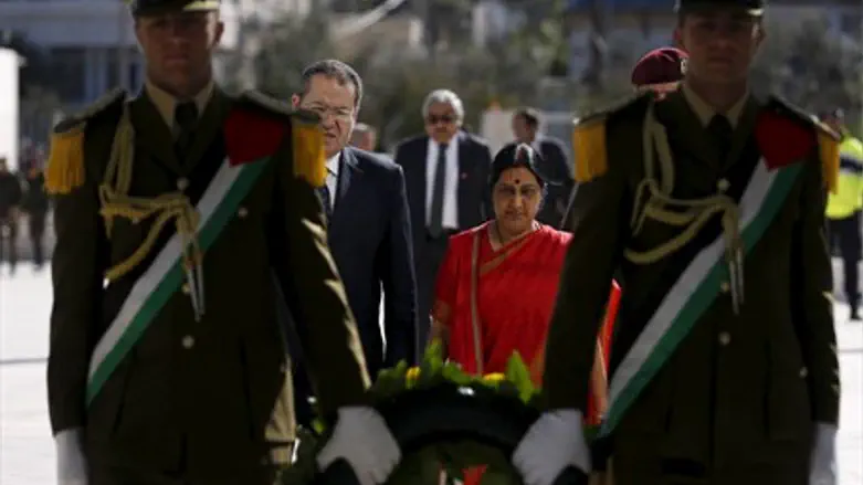 Indian FM Sushma Swaraj places wreath at Arafat's grave