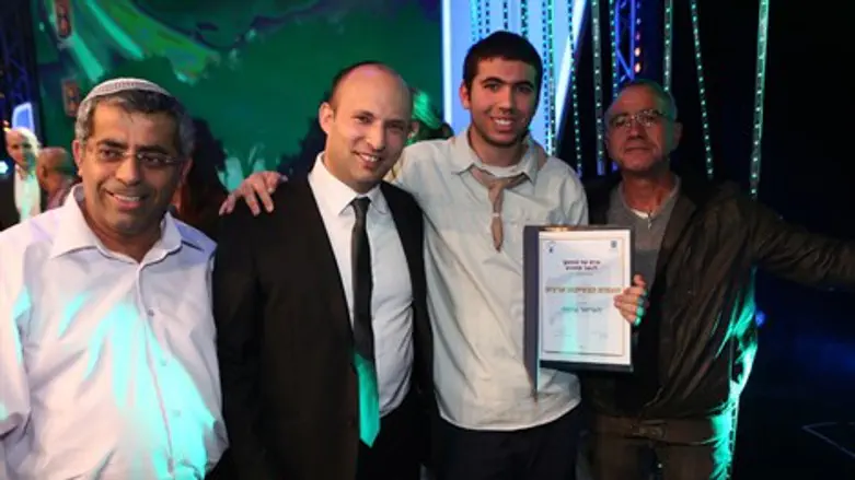 אחד מהזוכים בפרס עם השר נפתלי בנט, הערב