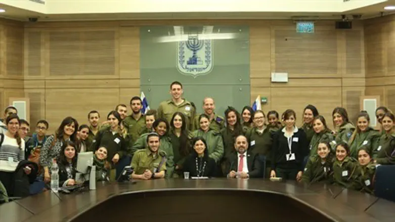 מרגי ואלהרר עם החיילים