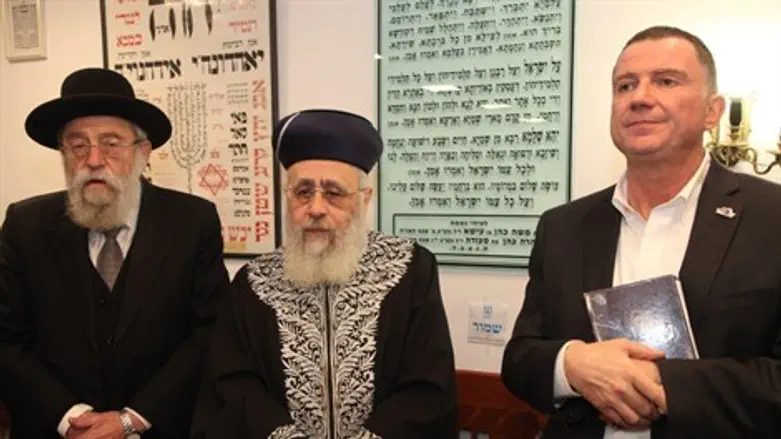 הרב יוסף בתפילה החגיגית