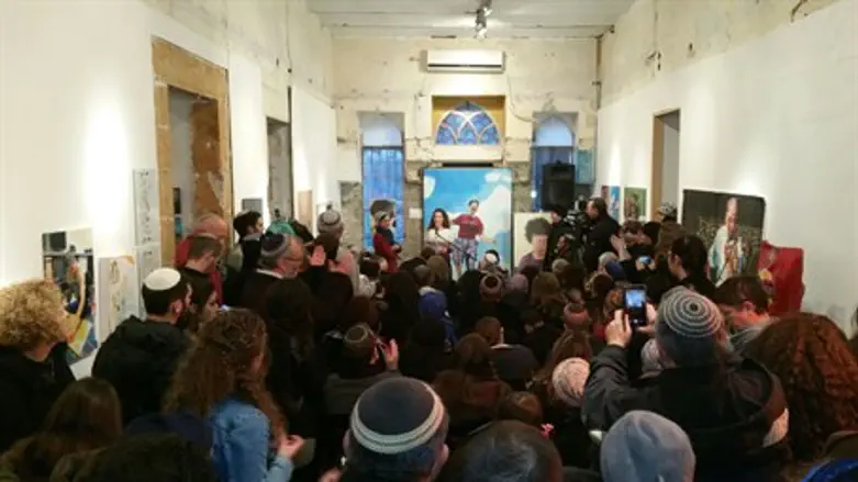 התערוכה. היום