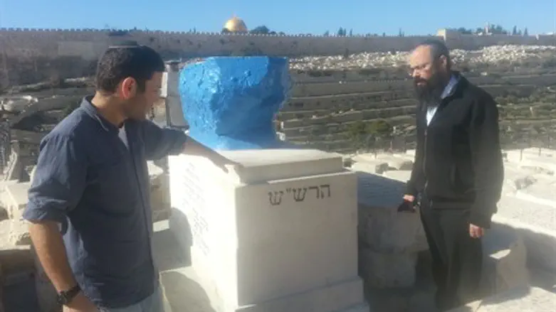 הכנות אחרונות. ציון קבר הרש"ש