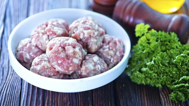 Chicken mince balls (illustration)