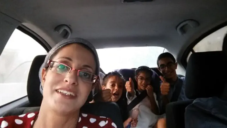 לסוע בכבישים בשמחה