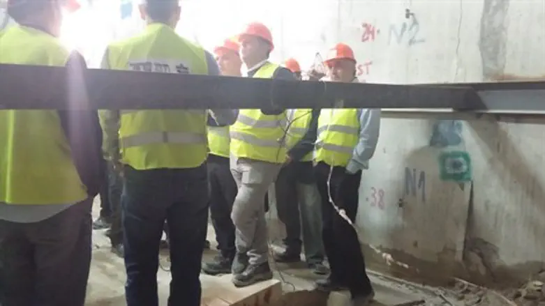 חברי הוועדה במנהרה