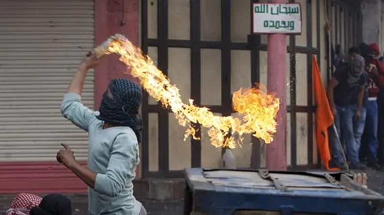 Arabs throw firebombs at IDF soldiers in Hevron